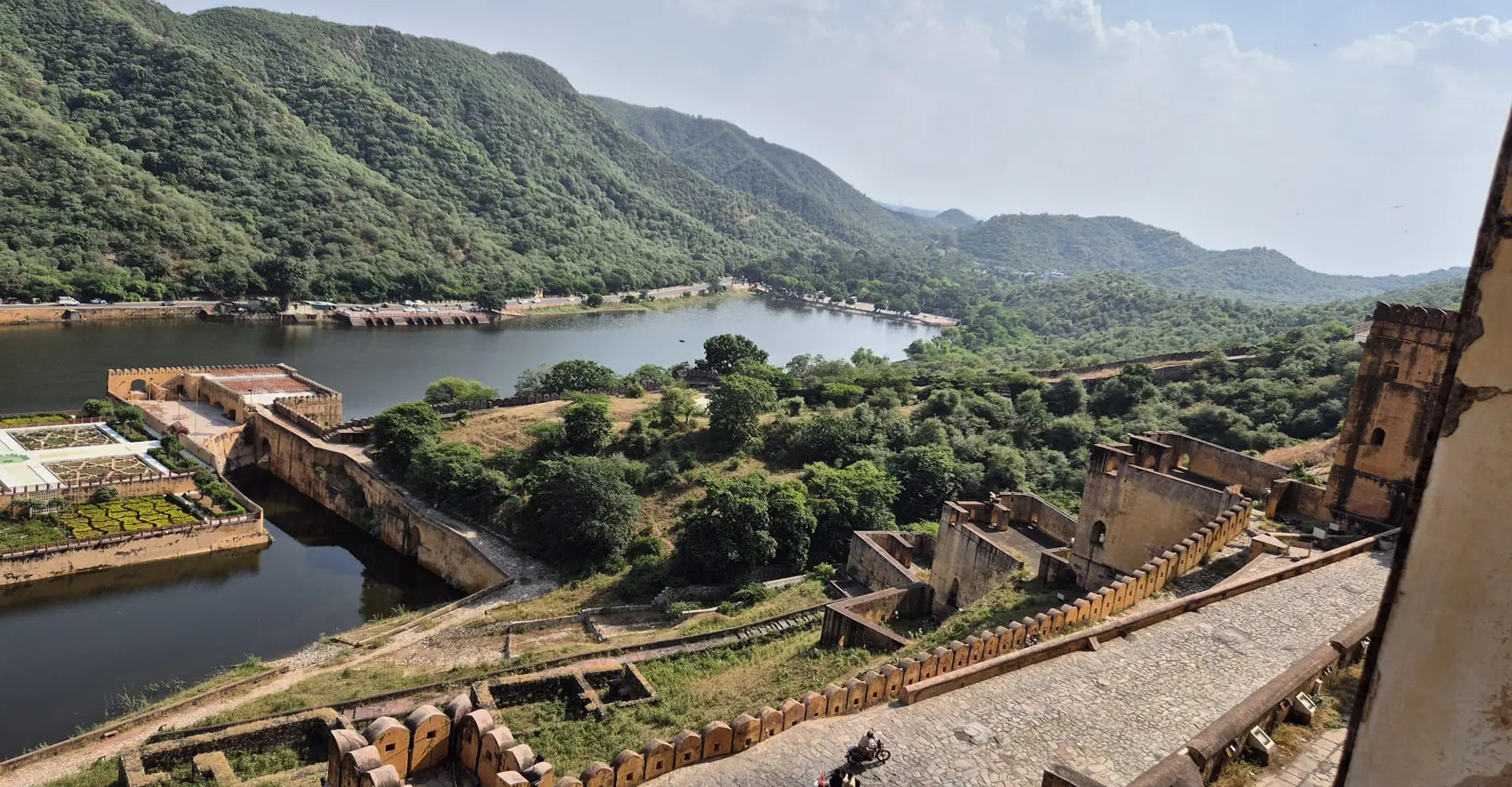 בין מצפה רמון לג'אייפור